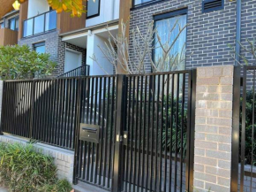 安静的住宅区 4个卧室 2个卫生间 临近悉尼机场 市区 海滩, Sydney